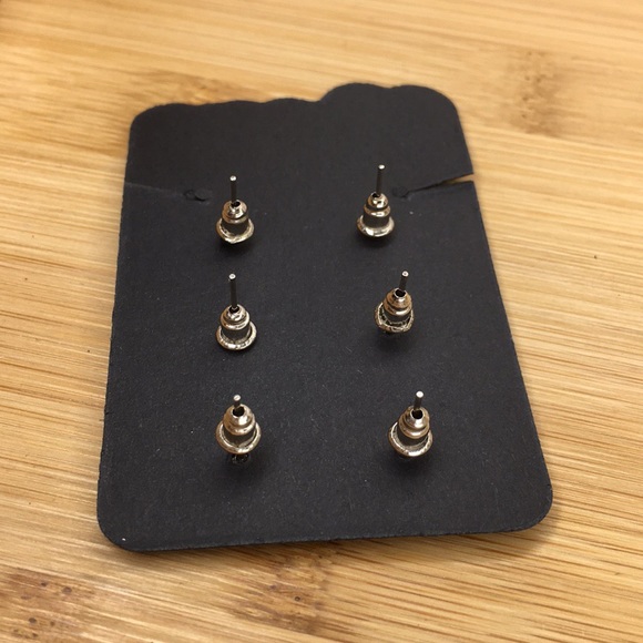 3 Pairs of Stud Earrings - Picture 3 of 7